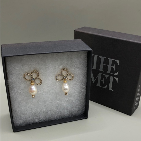 Metropolitan Museum of Art Royal Tudor Pearl Drop Earrings NEW Giftable - Picture 1 of 8